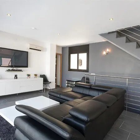 Lloret: Beachside Retreat With Private Pool And Garden *