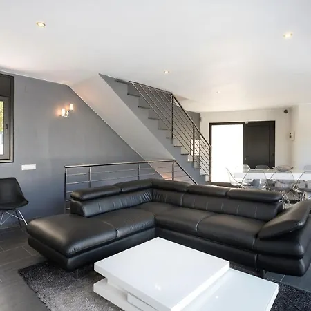 Lloret: Beachside Retreat With Private Pool And Garden