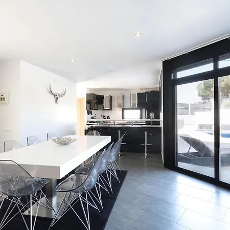 Lloret: Beachside Retreat With Private Pool And Garden