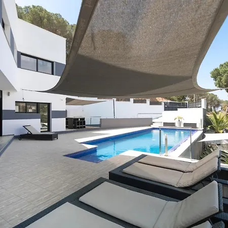 Lloret: Beachside Retreat With Private Pool And Garden