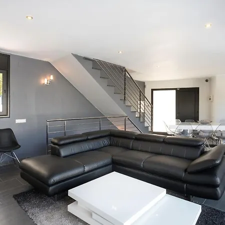 Lloret: Beachside Retreat With Private Pool And Garden